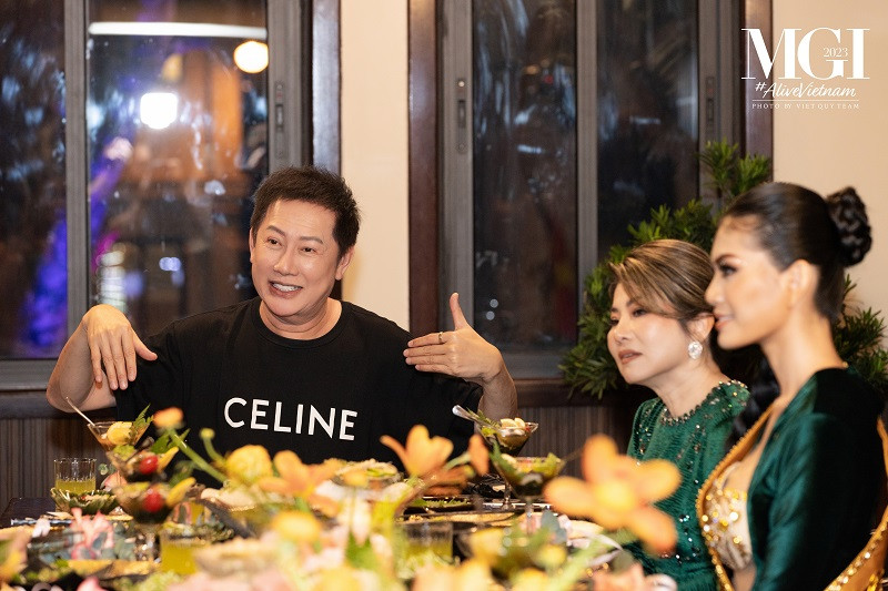 Ông cho biết, Miss Grand Thái Lan từng nhận ý kiến trái chiều về nhan sắc, thế nhưng qua thời gian, cô ghi dấu ấn khi thể hiện tài năng ca hát. Ông ví người đẹp của Miss Grand International như “tiểu Lisa” khi thể hiện tài năng và thành công với concert đầu tiên ở tuổi 28.