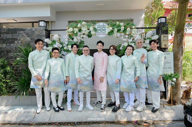 Trong khi đó, dàn phù rể cũng ấn tượng không kém gồm: ST Sơn Thạch, Tâm Nguyễn, Huỳnh Phương, Minh Dự, Thuận Nguyễn, Minh Xù, BB Trần, Hải Triều, DB Nguyễn.