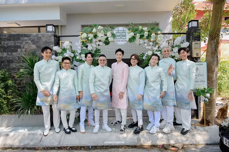 Trong khi đó, dàn phù rể cũng ấn tượng không kém gồm: ST Sơn Thạch, Tâm Nguyễn, Huỳnh Phương, Minh Dự, Thuận Nguyễn, Minh Xù, BB Trần, Hải Triều, DB Nguyễn.