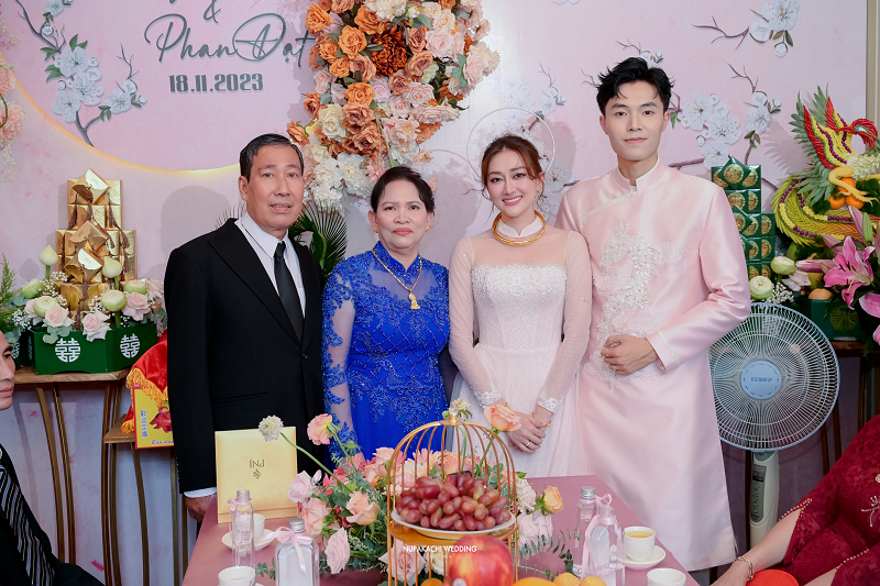 Cặp đôi chụp ảnh cùng gia đình.