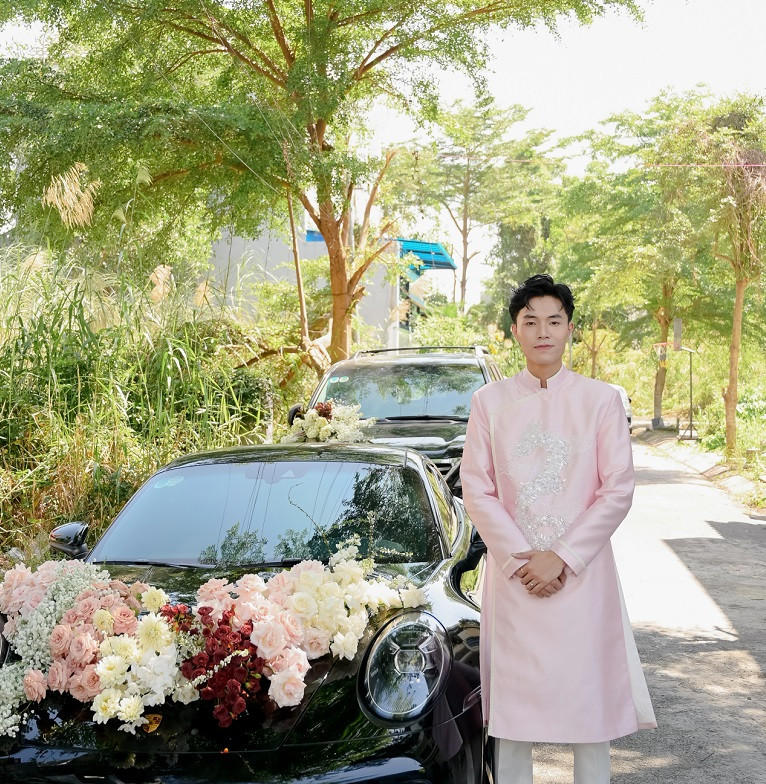 Phan Đạt bảnh bao bên dàn xe sang đi đón dâu.