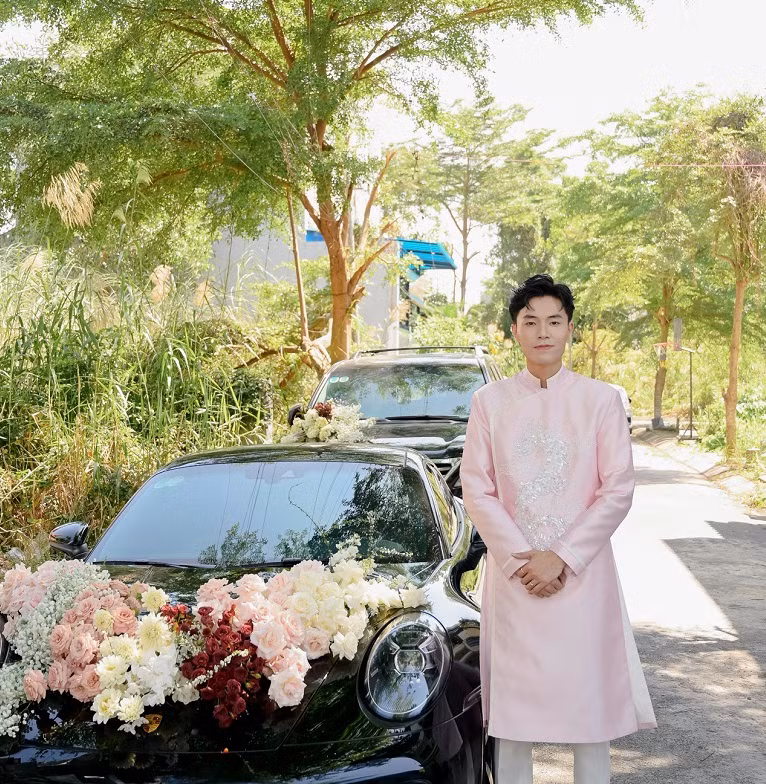 Phan Đạt bảnh bao bên dàn xe sang đi đón dâu.