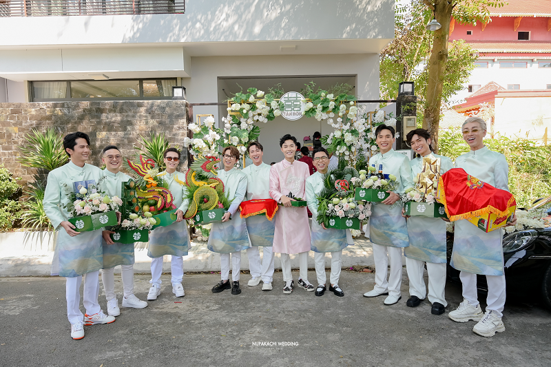 Chú rể Phan Đạt cùng nhà trai chuẩn bị sính lễ đến nhà cô dâu.