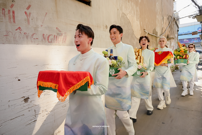 Đội hình bê tráp di chuyển đến nhà cô dâu Phương Lan.