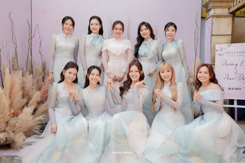 Dàn phù dâu cho đám hỏi diễn viên Phương Lan là những bạn bè thân thiết gồm: Ninh Dương Lan Ngọc, Khánh Linh, Misthy, Thuỳ Anh, Hà Kiều Trang, Ngọc Phước, Ngọc Trân, Uyển Ân và Khả Như.