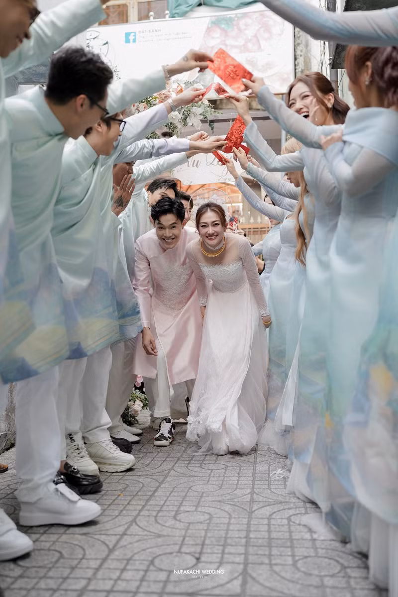 Đặc biệt, để đón được cô dâu Phương Lan, chú rể Phan Đạt và dàn bê tráp phải thực hiện thử thách nếm đủ 5 vị tượng trưng cho các cung bậc của tình yêu: Khổ qua (đắng), chanh (chua), khô cá sặc (mặn), ớt (cay), đường phèn (ngọt).