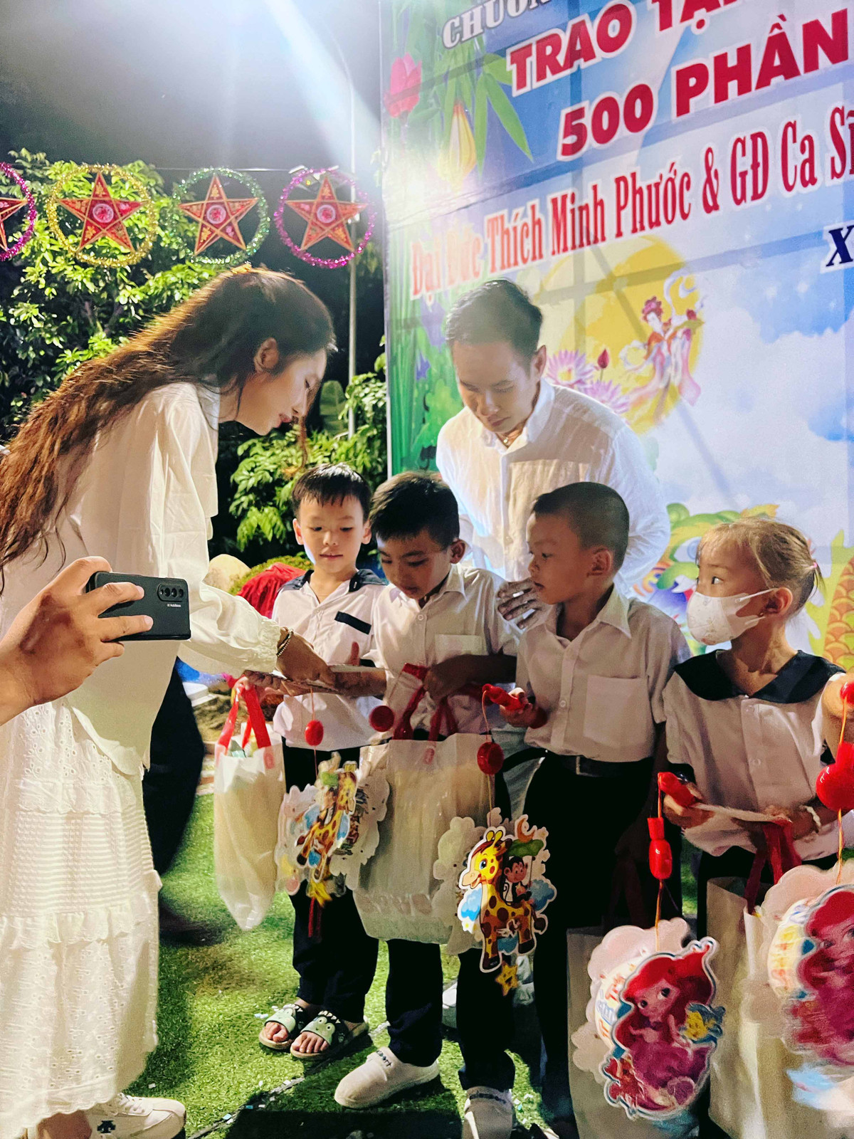 Cũng trong dịp này, vợ chồng Lý Hải - Minh Hà còn đến Chùa Liên Hoa để cùng Đại Đức Thích Minh Phước trao 50 suất học bổng (500.000 đồng/suất) và 500 phần quà cho bà con ở ấp Tân Hòa, xã Xuân Đông, huyện Chợ Gạo, tỉnh Tiền Giang.