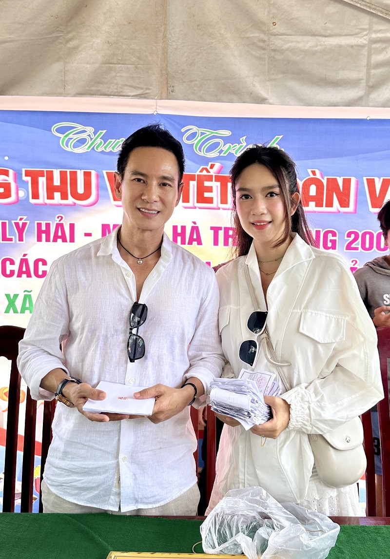 Cũng trong dịp sinh nhật, Lý Hải đã cùng Minh Hà trở về làng chiếu ở Đồng Tháp tặng 200 phần quà (trị giá 100 triệu đồng) cho trẻ em và những người có hoàn cảnh khó khăn trên địa bàn xã Định Yên, Định An, huyện Lấp Vò, Đồng Tháp.