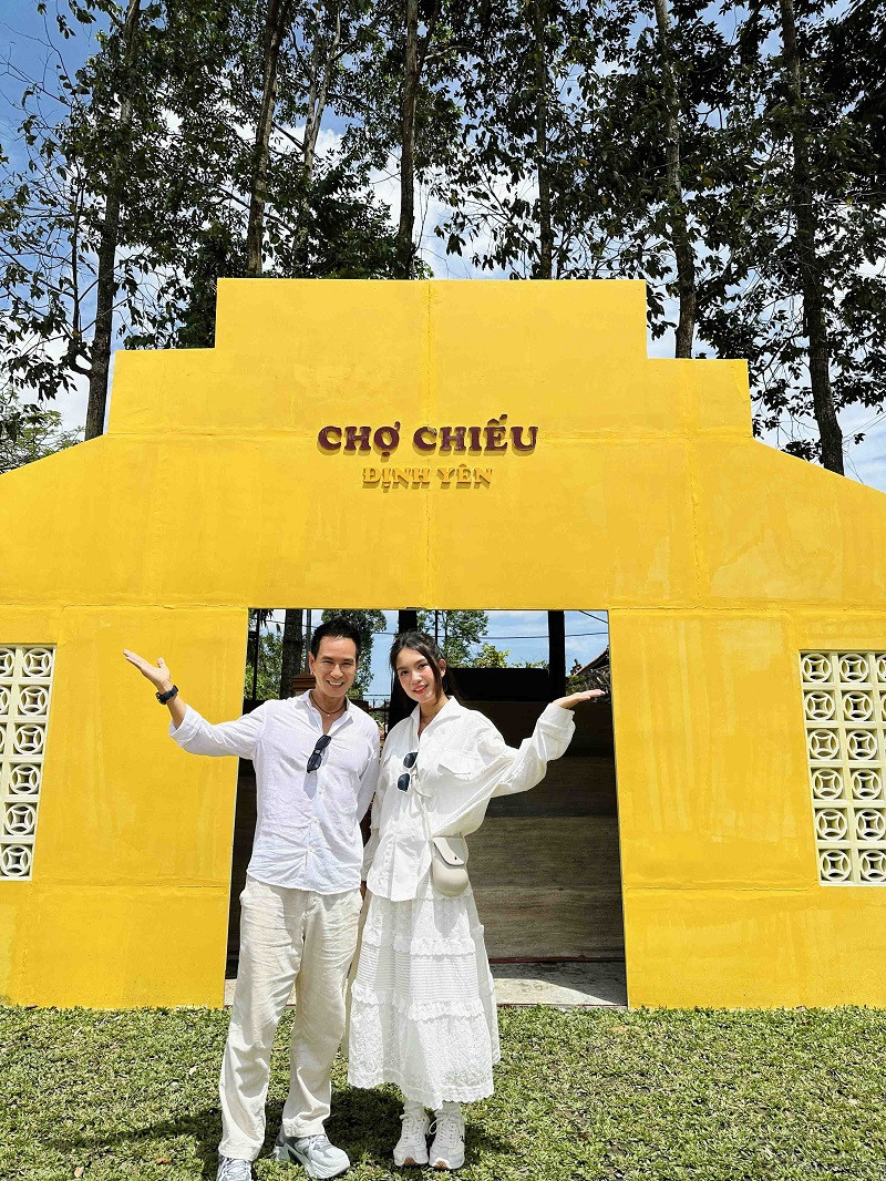 Có rất nhiều khán giả quan tâm và muốn được tham quan bối cảnh của phim “Lật mặt 6”. Ngoài việc phục dựng lại làng chiếu, tu bổ lại Đình Thần Định Yên, địa phương cũng cho dựng lại một số bối cảnh trong phim để khách du lịch có thể tham quan.