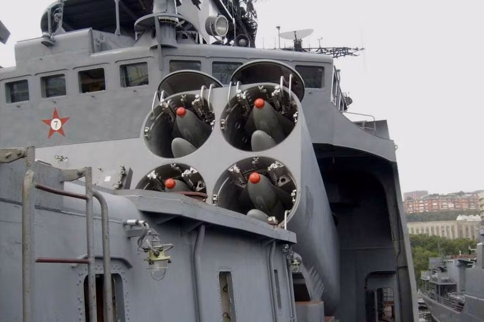Cận cảnh một trong hai bệ phóng tên lửa của tổ hợp chống ngầm tầm xa Metel trang bị cho tàu khu trục chống ngầm Project 1155 Fregat.