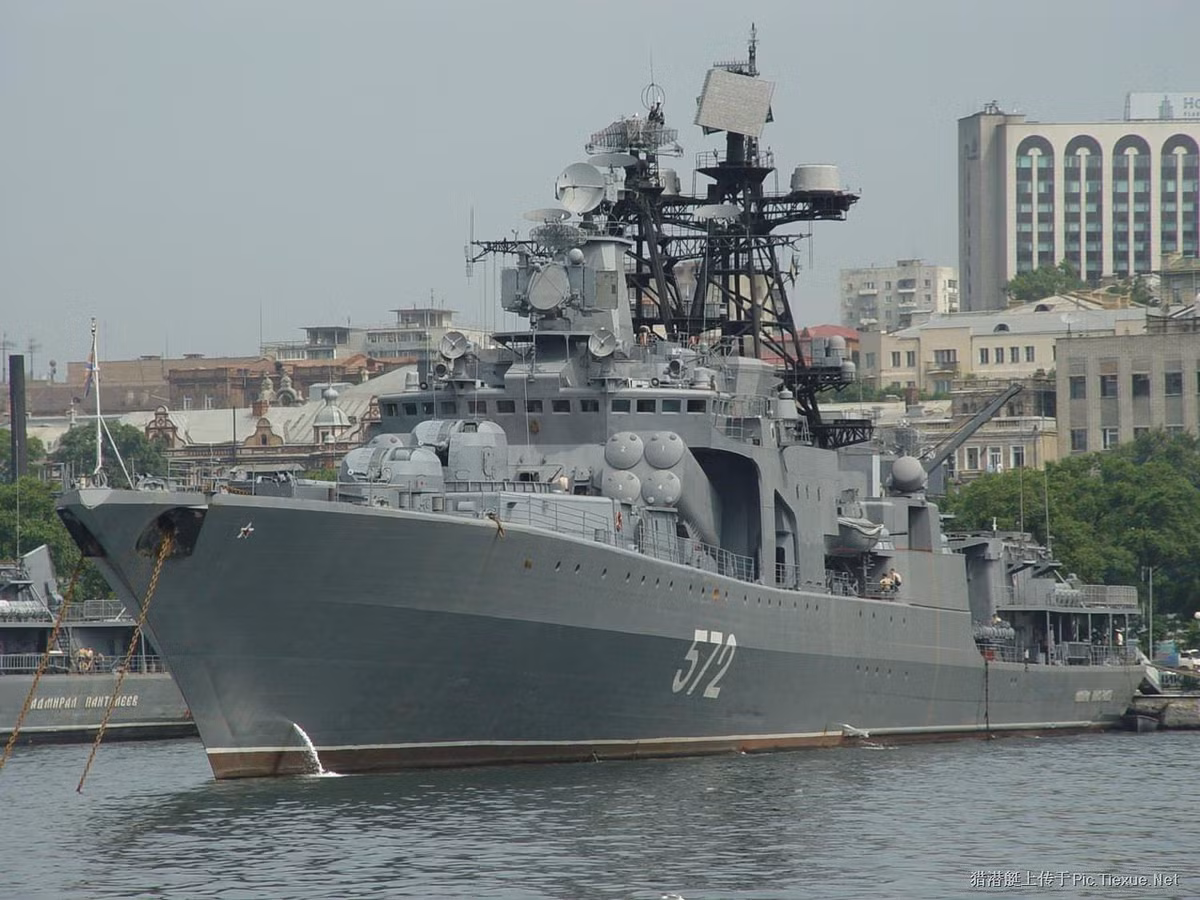 Lớp tàu chống ngầm Project 1155 Fregat có lượng giãn nước tiêu chuẩn 6.930 tấn, toàn tải lên tới 7.570 tấn, dài 163m, rộng 19,3m, mớn nước 6,2m. Tàu được trang bị hệ động lực kết hợp gồm 4 động cơ tuốc bin khí cho tốc độ tối đa 35 hải lý/h, tầm hoạt động 19.400km với tốc độ tiết kiệm 14 hải lý/h.