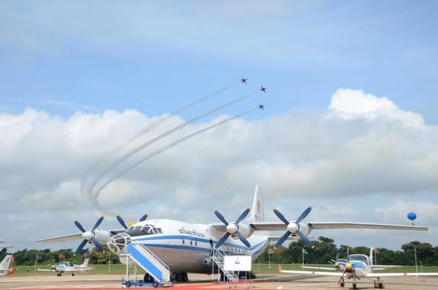 Bên phải chiếc Y-8 là một trong số 10 máy bay huấn luyện sơ cấp Grob G120TP mà Myanmar đặt hàng từ Đức vào tháng 6/2015.