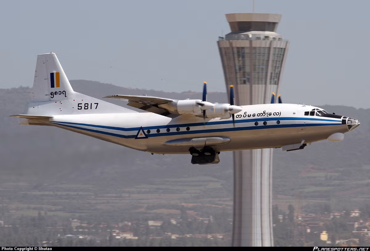 Y-8 thực ra là thiết kế sao chép công nghệ máy bay vận tải An-12 của Liên Xô. Mặc dù thiếu sự hỗ trợ về công nghệ từ Liên Xô sau cuộc xung đột 1969, nhưng Tổng công ty máy bay Thiểm Tây và Tây An đã thực hiện sao chép trên cơ sở một số chiếc An-12 mua từ đầu những năm 1960. Dẫu vậy, cũng phải rất vất vả, mãi cho tới năm 1981 họ mới bắt đầu đưa vào sản xuất Y-8.