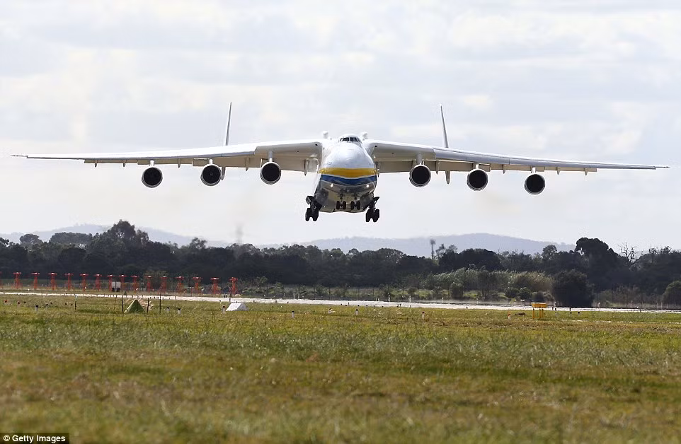 An-225 Mriya được thiết kế và phát triển bởi Cục thiết kế Antonov dưới thời Liên Xô vào những năm 1980 với nhiệm vụ ban đầu là vận chuyển tàu con thoi Buran. Chuyến bay đầu tiên của An-225 diễn ra vào ngày 21/12/1988 với 74 phút bay lượn trên bầu trời Kiev.