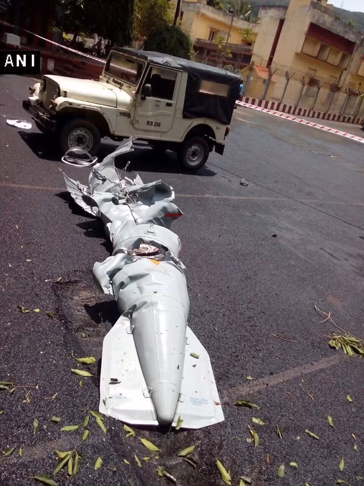 Theo tờ Indiaexpress, hôm 29/8 đã xảy ra một sự cố hi hữu với mẫu tiêm kích hạm MiG-29K - một trong những chiến đấu cơ mới nhất của Hải quân Ấn Độ. Theo đó, khi đang hạ cánh xuống căn cứ ở Visakhapatnam, một thùng nhiên liệu treo ngoài của tiêm kích hạm MiG-29K đã bất ngờ bị rơi khỏi máy bay.