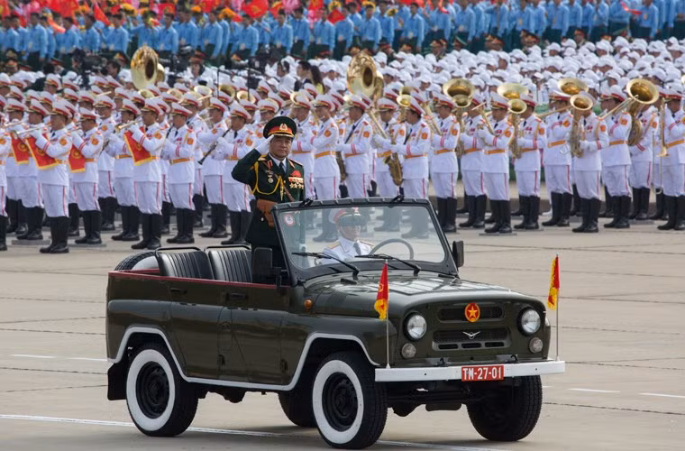 Sau bài diễn văn của Chủ tịch nước CHXHCN Việt Nam Trương Tấn Sang, các lực lượng vũ trang Việt Nam bắt đầu cuộc diễu binh Quốc khánh 2/9 trong không khí trang nghiêm. Ảnh: Trung tướng Võ Văn Tuấn – Phó Tổng tham mưu trưởng QĐND Việt Nam (hiện ông là Thượng tướng – Phó Tổng tham mưu trưởng) dẫn đầu đội hình diễu binh, diễu hành tiến vào lễ đài. Nguồn ảnh: Tuổi Trẻ