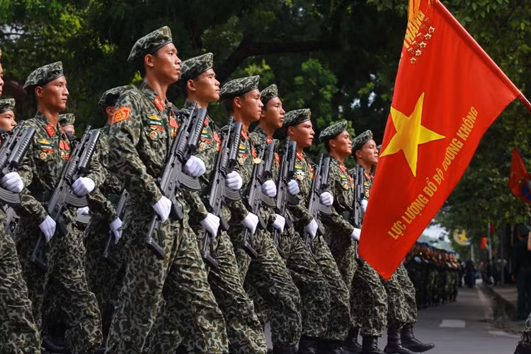 Lực lượng đổ bộ đường không Việt Nam lần đầu tiên xuất hiện trong lịch sử các lần diễu binh, duyệt binh của quân đội ta.