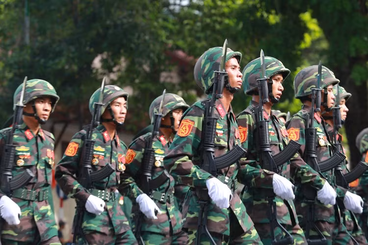 Khối chiến sĩ bộ binh oai hùng với súng trường tiến công Galil ACE lắp lưỡi lê sáng choang.