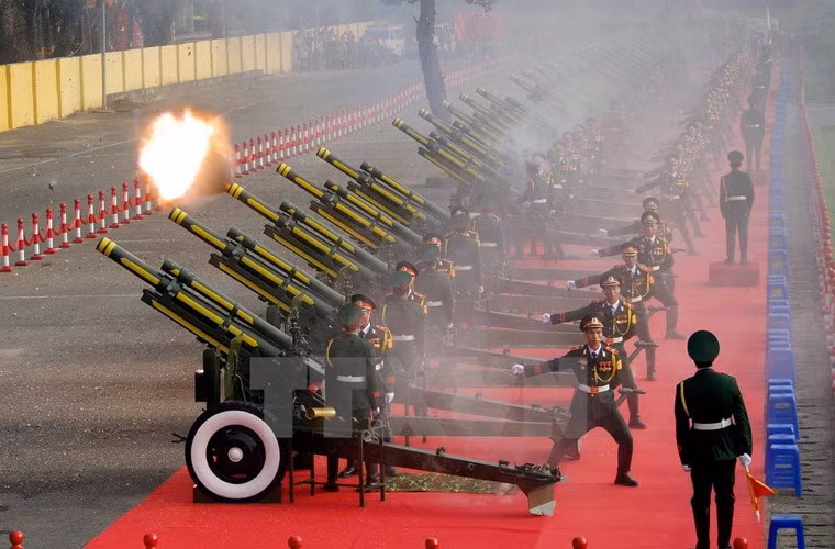 25 khẩu đại bác 105mm đồng loạt nã 21 loạt đại bác, tổng cộng 105 phát cùng bài hát quốc ca hùng tráng của dân tộc Việt Nam. Ảnh: TTXVN