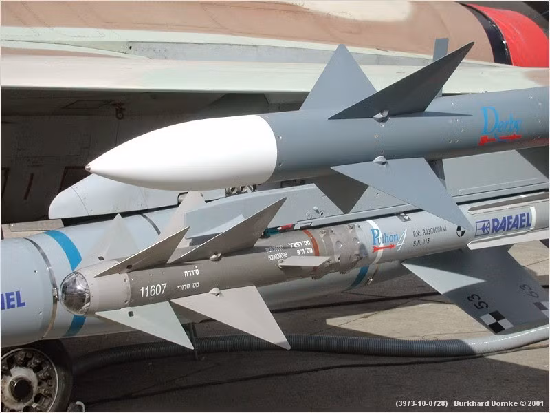 Cả Derby và Python-5 vốn đều là tên lửa không đối không tiên tiến được trang bị trên các máy bay chiến đấu của Israel và có thể tích hợp (cần cải tiến, nâng cấp) vào các máy bay do Mỹ, châu Âu sản xuất, thậm chí là cả các dòng tiêm kích MiG của Liên Xô. Ảnh: Bên trái là Python-5, bên phải là Derby trên tiêm kích F-16 của Không lực Israel.