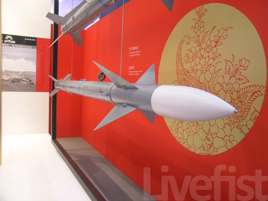 Tên lửa Derby có trọng lượng 118kg, dài 3,6m, đường kính thân 0,16m, sải cánh 0,64m, trang bị đầu nổ nặng 23kg. Loại tên lửa này được trang bị cộng nghệ đầu tự dẫn radar chủ động.