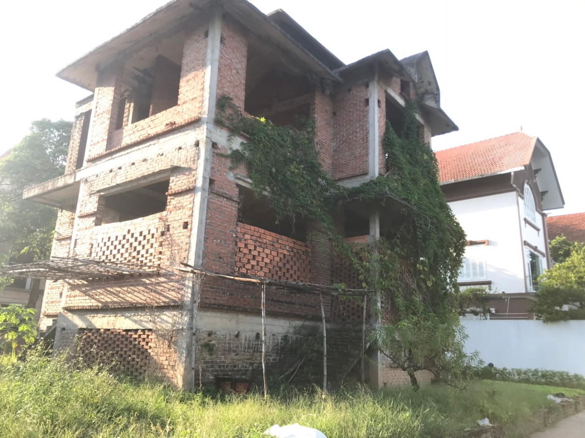 Những căn biệt thự đã xây dựng xong phần thô có giá vài chục tỷ đồng đang bị bỏ hoang, xuống cấp tại KĐT Thiên đường Bảo Sơn.