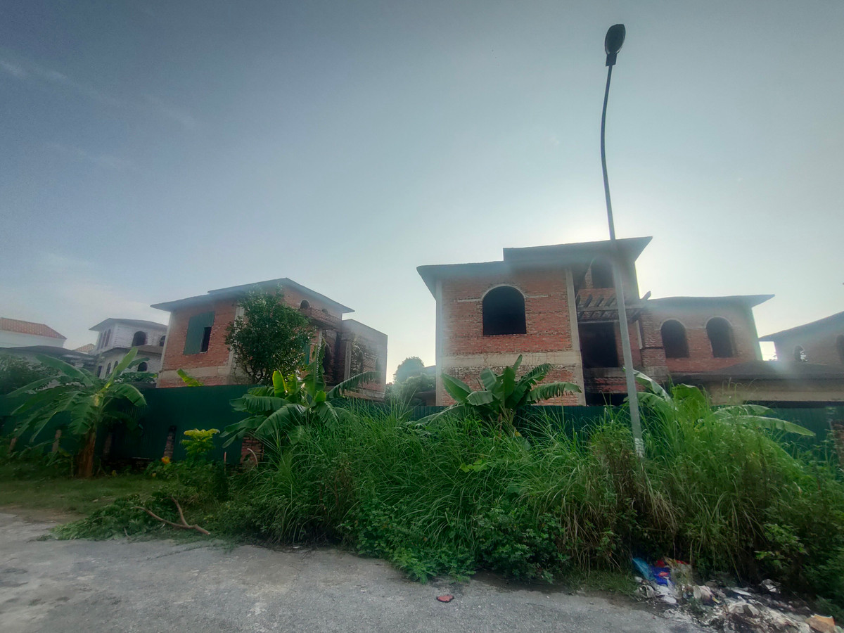 Nhiều biệt thự đơn lập đã xong phần thô nhưng bỏ hoang, vẫn được quây tôn cẩn thận.