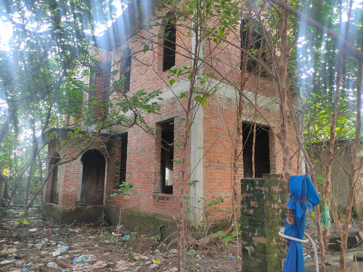 Nhiều căn bỏ hoang lâu năm nằm đơn lập hoang vắng bóng người.