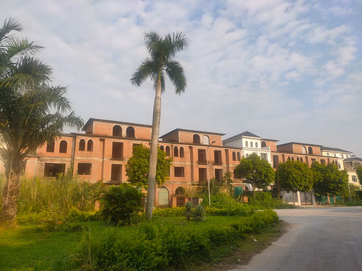 Nhiều dãy biệt thự, nhà liền kề dù đã được xây dựng nhiều năm nhưng vẫn "bất động".