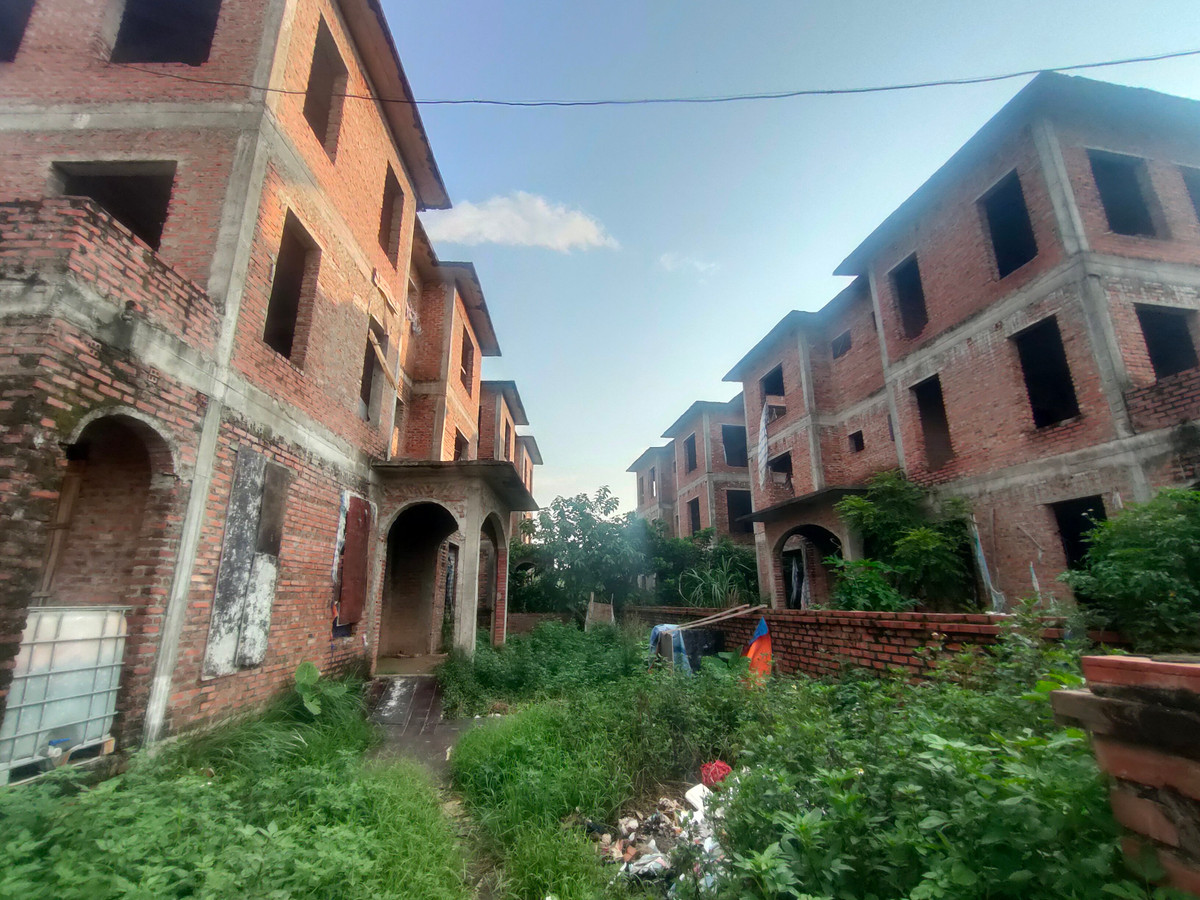 Cảnh hoang tàn, lãng phí giữa những dãy biệt thự