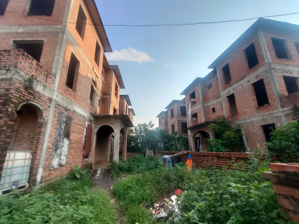 Cảnh hoang tàn, lãng phí giữa những dãy biệt thự