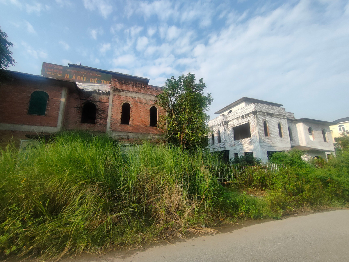 Khu đô thị Nam An Khánh. Khu đô thị Nam An Khánh nằm cạnh Đại Lộ Thăng Long, cách trung tâm thành phố khoảng 10km, được cấp phép đầu tư năm 2004 với hàng trăm căn biệt thự và dự kiến hoàn thành vào năm 2009, tuy nhiên đến nay cũng còn rất nhiều biệt thự bỏ hoang.