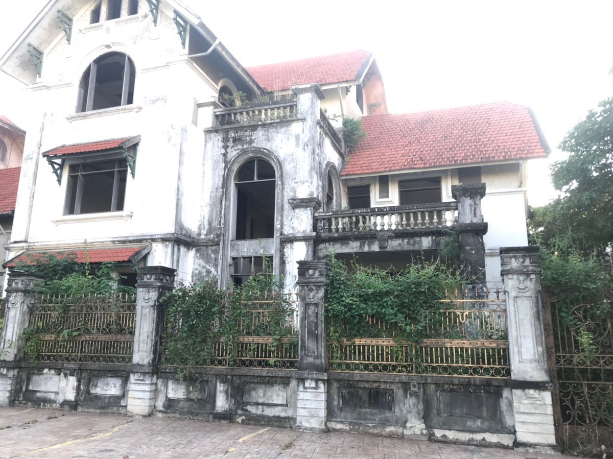 Nhiều nhà biệt thự tại KĐT Thiên đường Bảo Sơn dù đã được hoàn thiện nhưng bỏ hoang, dây leo mọc xung quanh, cửa sắt hoen rỉ.