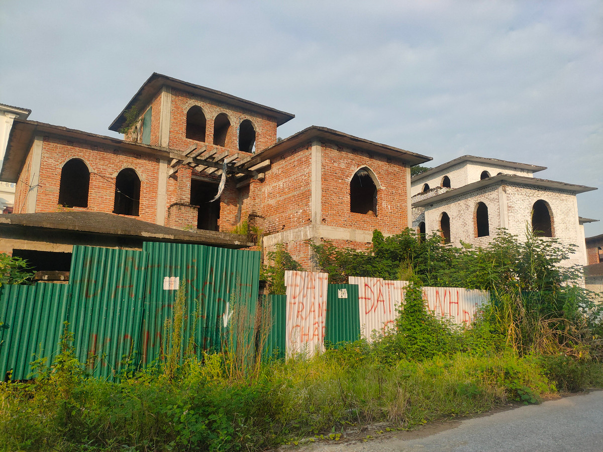 Biệt thự hoang ở đây cũng được giao bán rầm rộ.