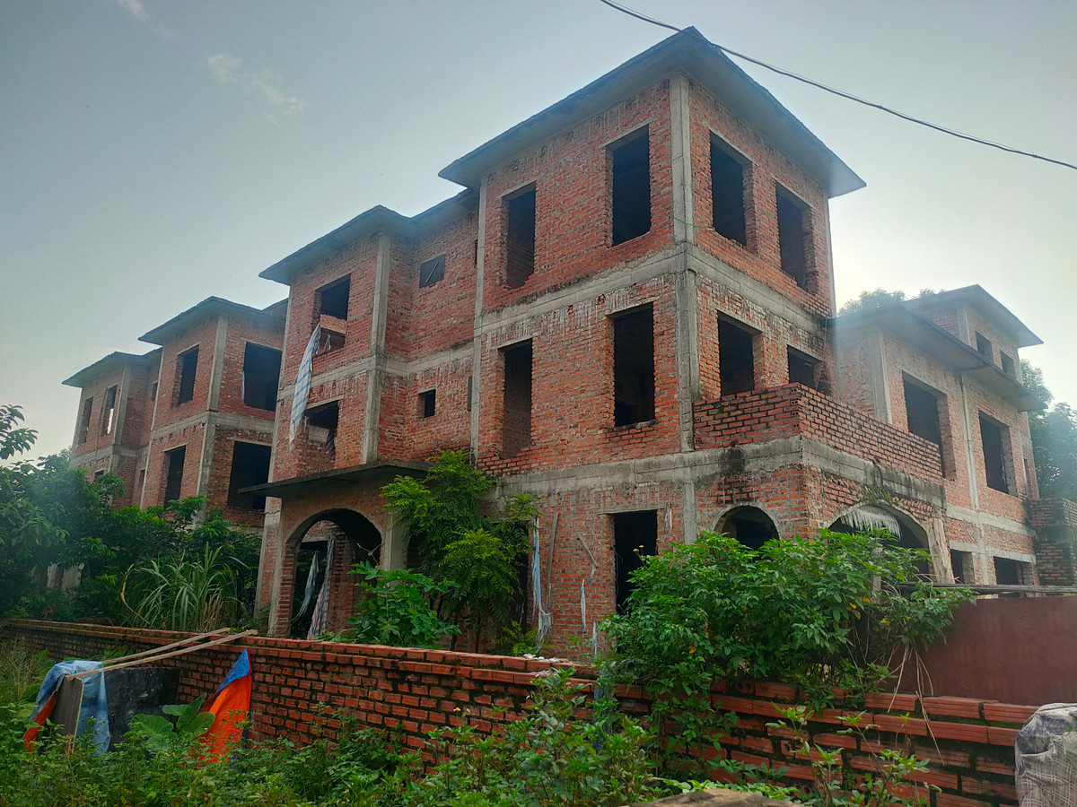 Các căn biệt thự ở đây gồm biệt thự nhà vườn, diện tích từ 210 - 383 m2, biệt thự đơn lập diện tích 355 - 1.201 m2 và biệt thự song lập có diện tích 281 - 681 m2. Sau nhiều năm không có người ở, cỏ cây dại mọc um tùm bịt kín lối qua lại. Tới nay còn rất nhiều biệt thự có giá trị hàng chục tỷ đồng đang bị bỏ hoang, xuống cấp trên địa bàn TP Hà Nội đặc biệt là khu vực phía Tây.