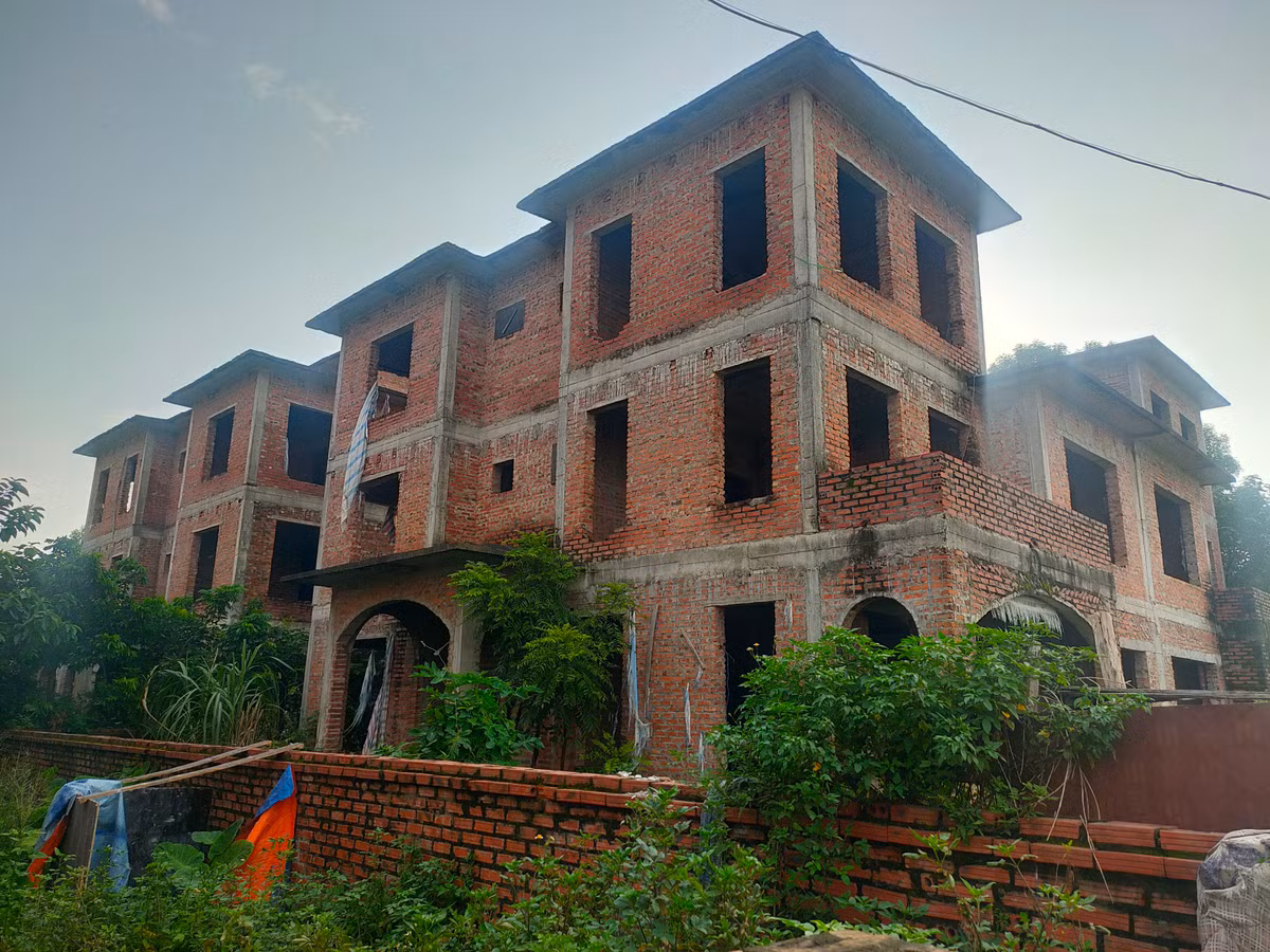 Các căn biệt thự ở đây gồm biệt thự nhà vườn, diện tích từ 210 - 383 m2, biệt thự đơn lập diện tích 355 - 1.201 m2 và biệt thự song lập có diện tích 281 - 681 m2. Sau nhiều năm không có người ở, cỏ cây dại mọc um tùm bịt kín lối qua lại. Tới nay còn rất nhiều biệt thự có giá trị hàng chục tỷ đồng đang bị bỏ hoang, xuống cấp trên địa bàn TP Hà Nội đặc biệt là khu vực phía Tây.