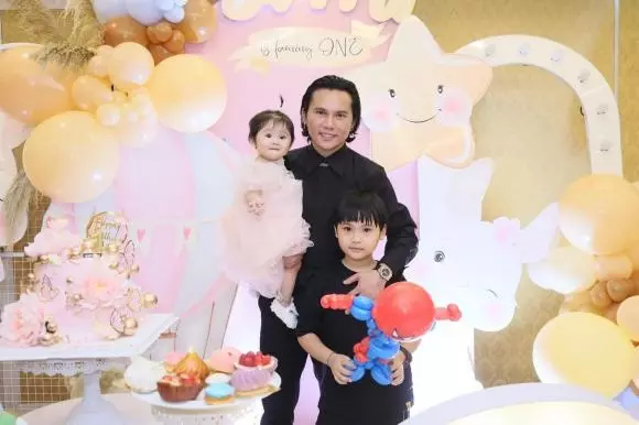 Tu Dua chot 5 con, tiet lo nhan duyen voi con gai ut-Hinh-4