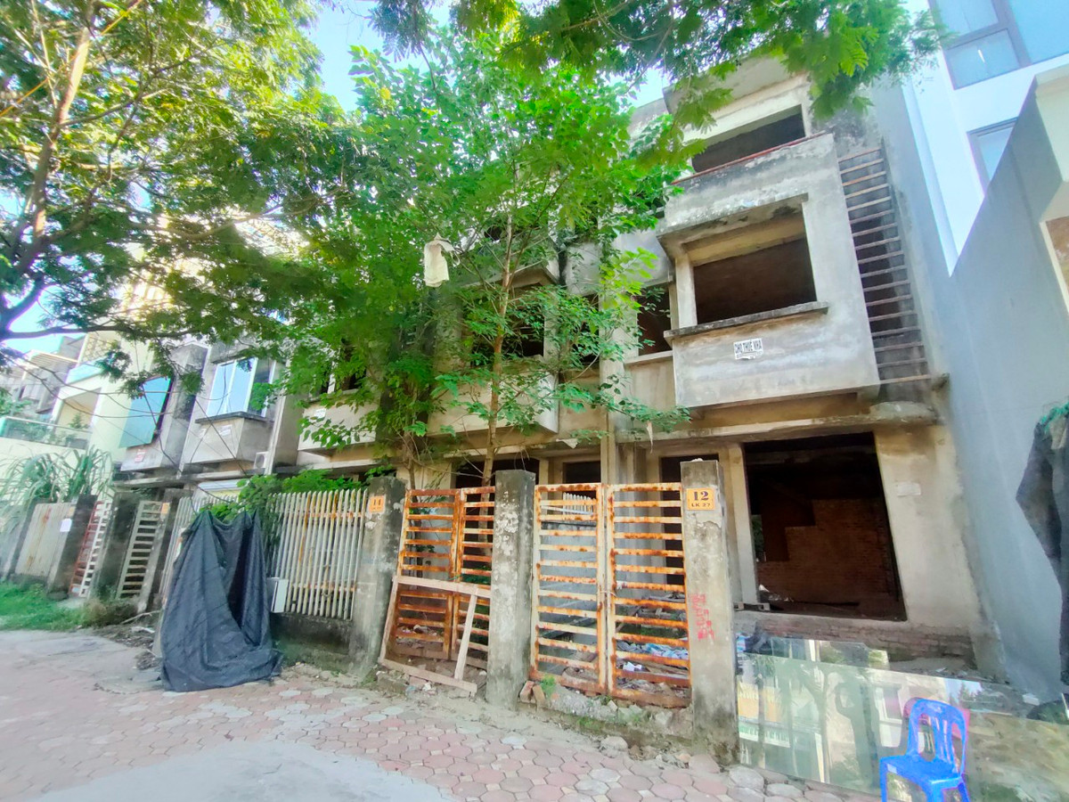 Những căn biệt thự tại đây được rao bán hàng chục tỷ đồng. 