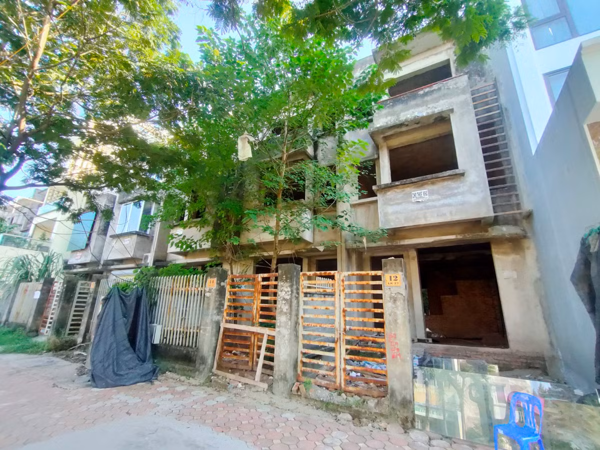 Những căn biệt thự tại đây được rao bán hàng chục tỷ đồng. 