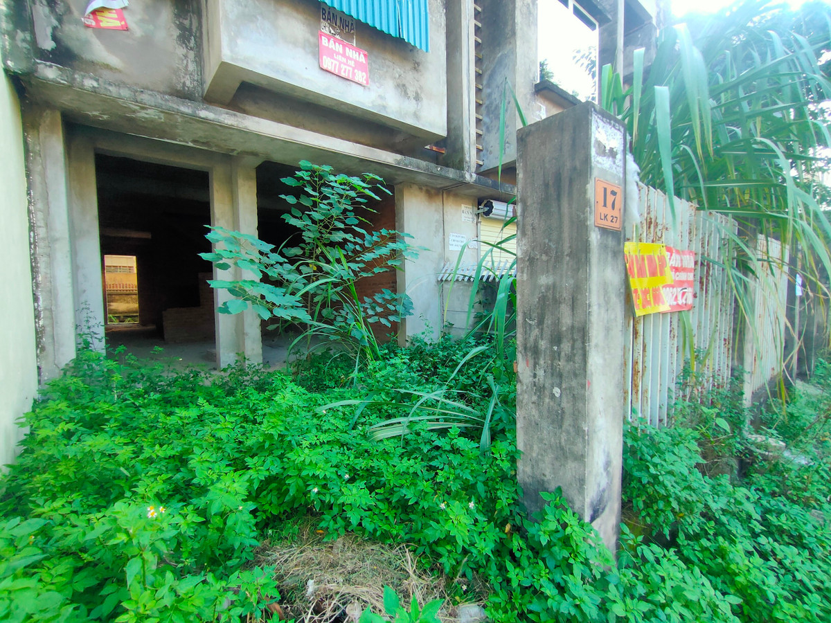 La liệt nhà liền kề vắng bóng người ở.