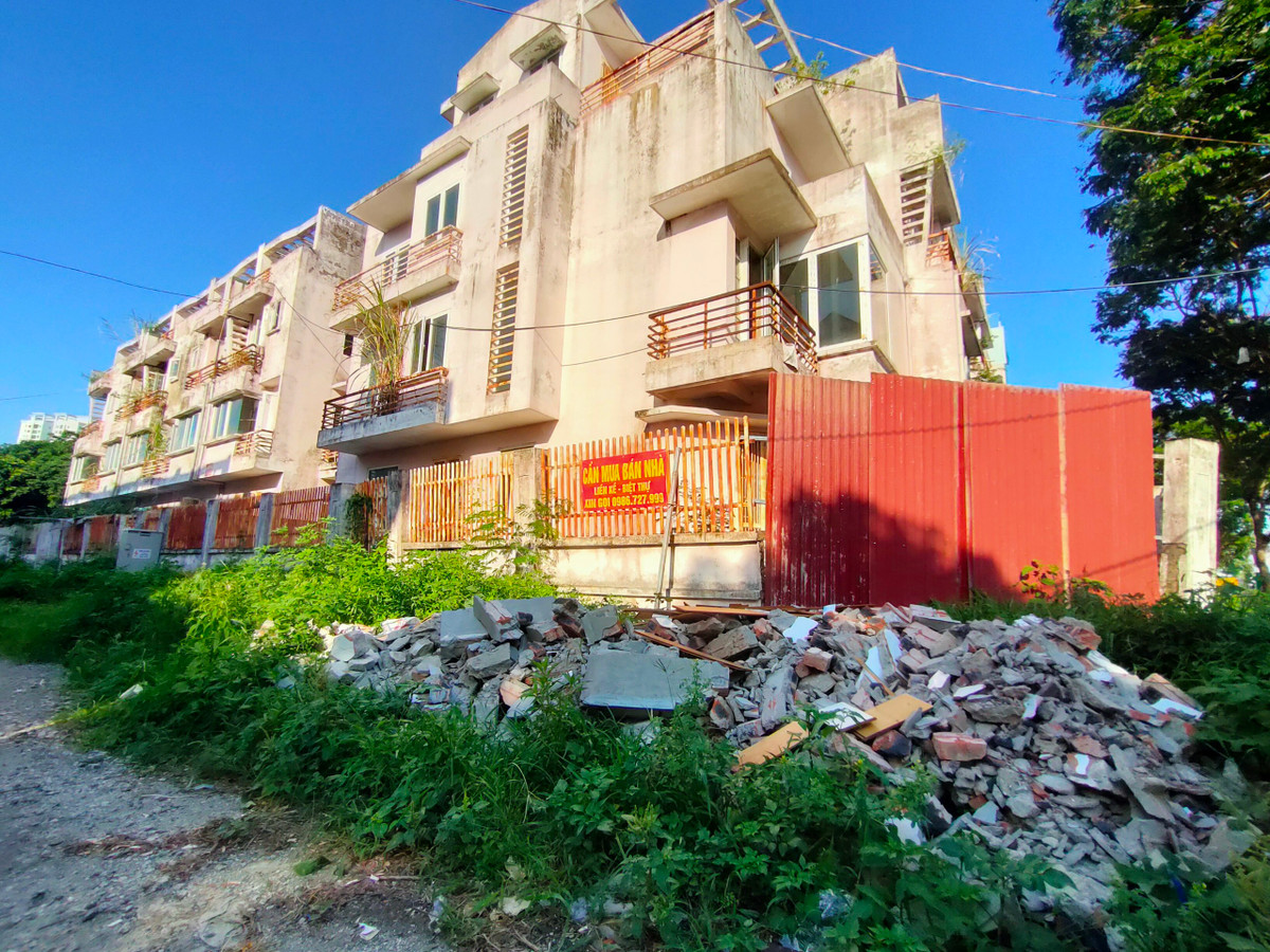 Những dãy nhà liền kề bỏ hoang, lãng phí.