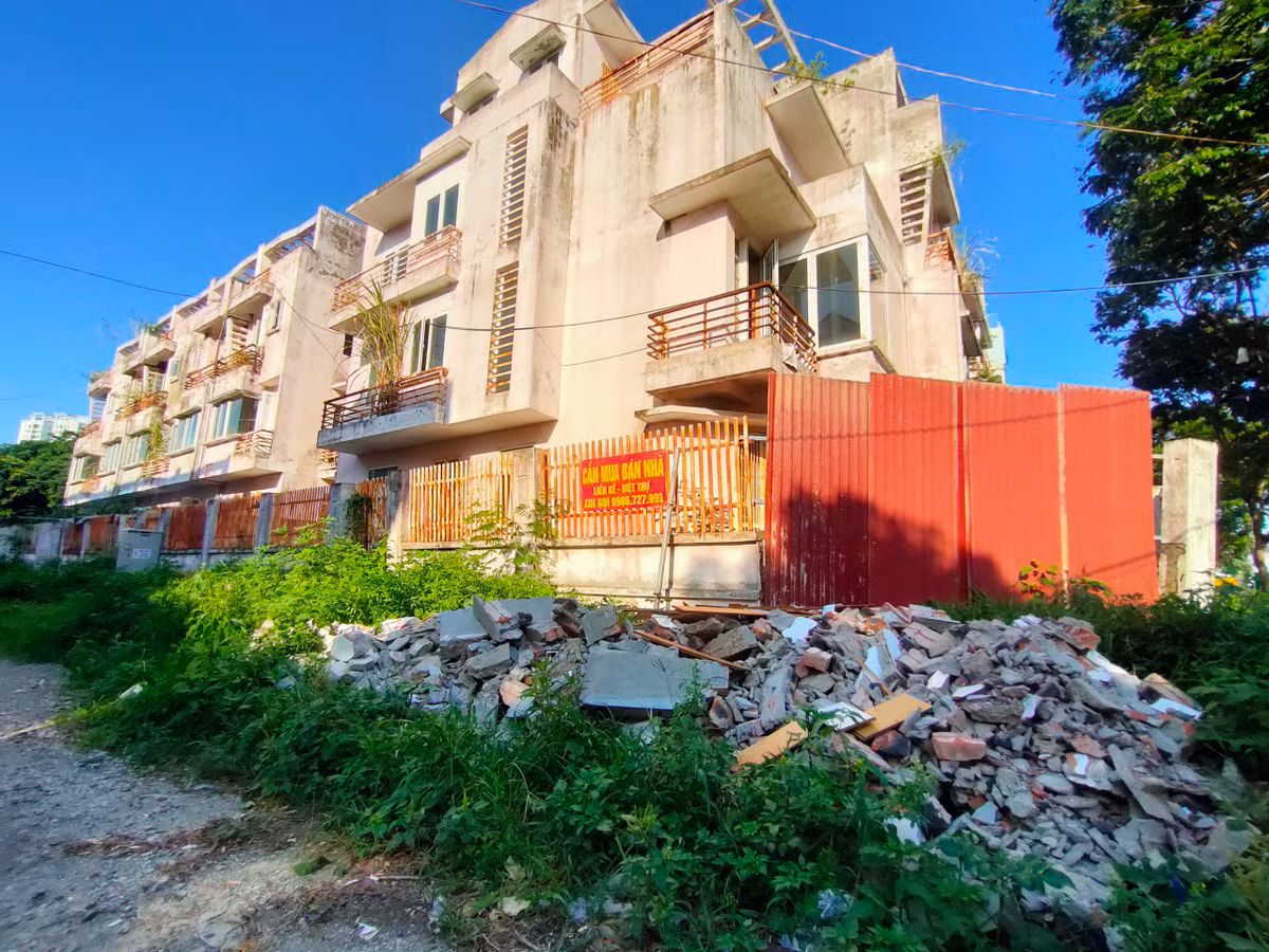 Những dãy nhà liền kề bỏ hoang, lãng phí.