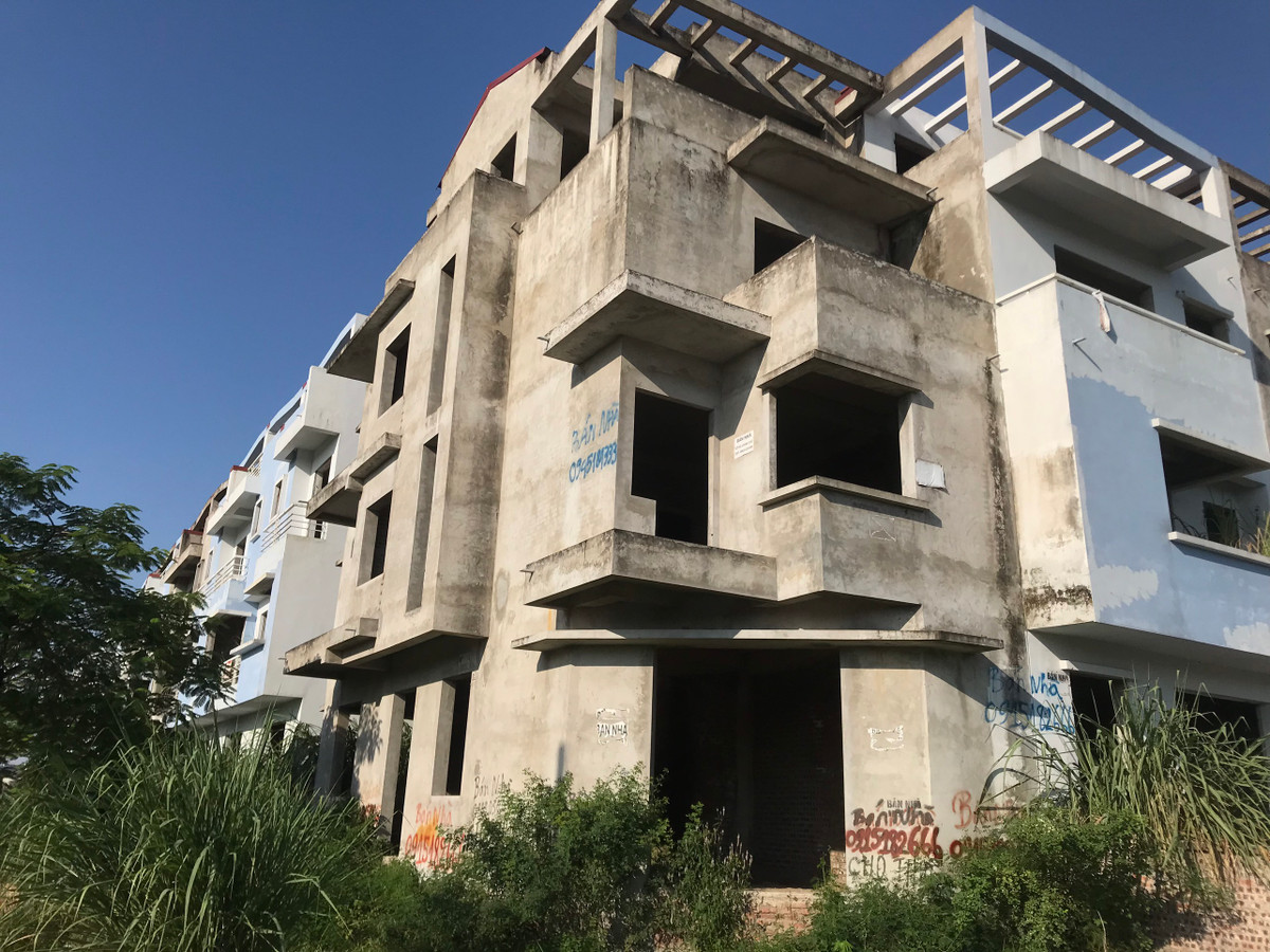 Nhếch nhác những căn liền kề bỏ hoang tại KĐTM Vân Canh.