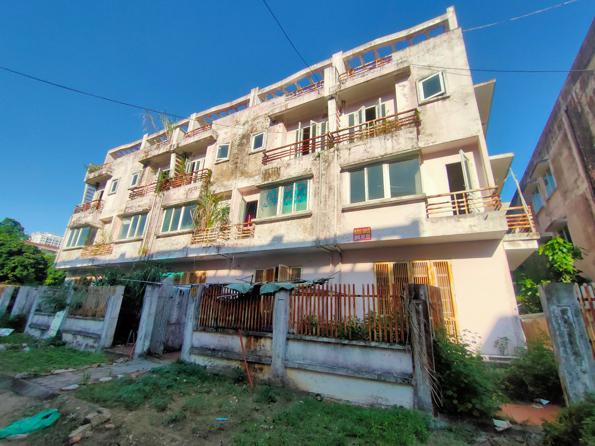 Các khối nhà liền kề đồ sộ bỏ hoang theo năm tháng.