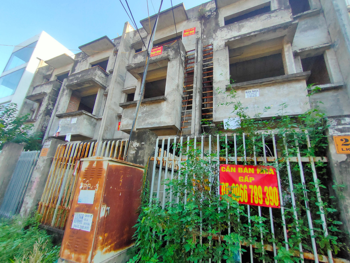 Nhà liền kề bỏ hoang tại KĐTM Vân Canh được thiết kế khá đồng bộ.