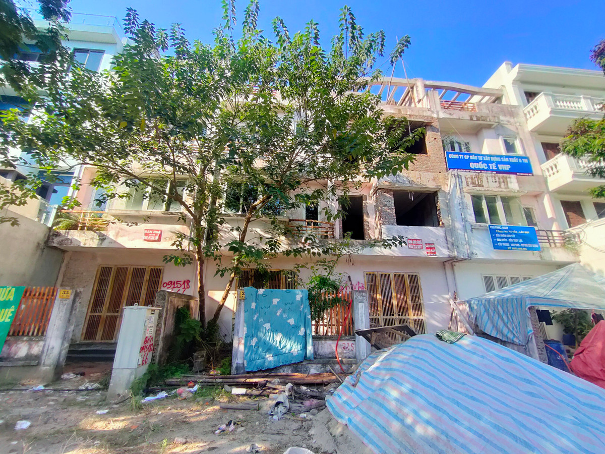 Một số căn đã hoàn thiện nhưng vẫn vắng bóng người. 