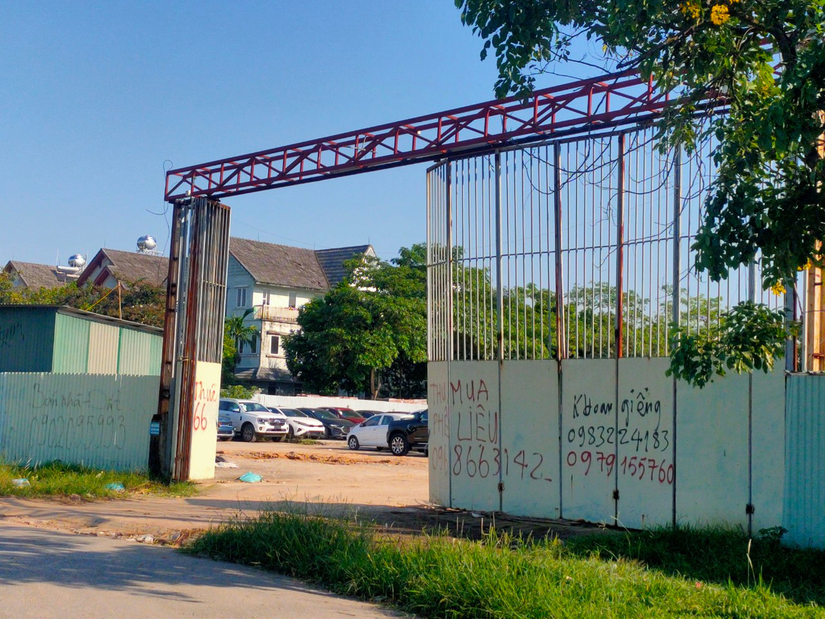 Bên trong KĐTM Vân Canh một số vị trí còn được sử dụng làm dịch vụ trông giữ xe.