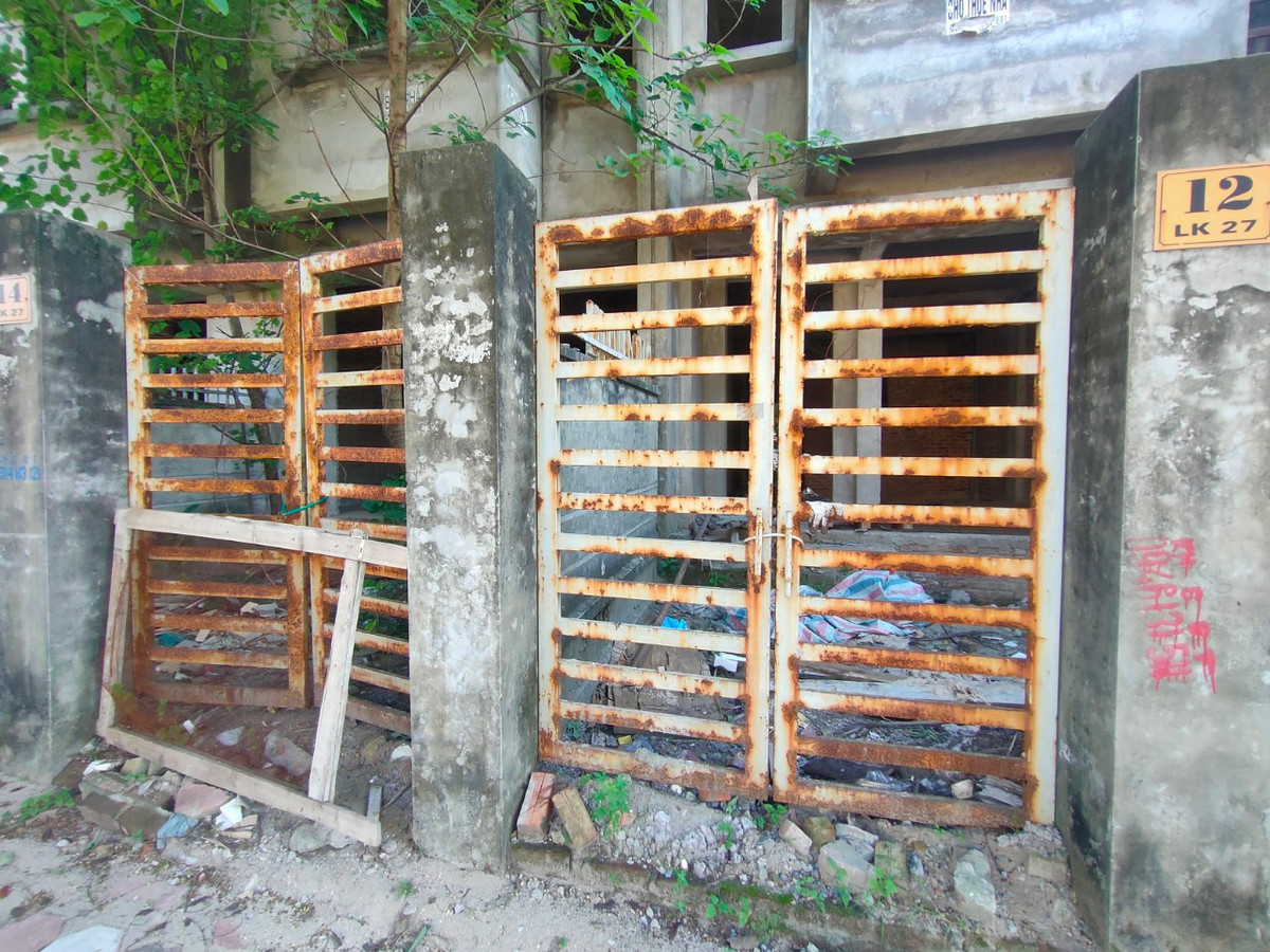 Các căn nhà liền kề đã xuống cấp, hoang tàn.