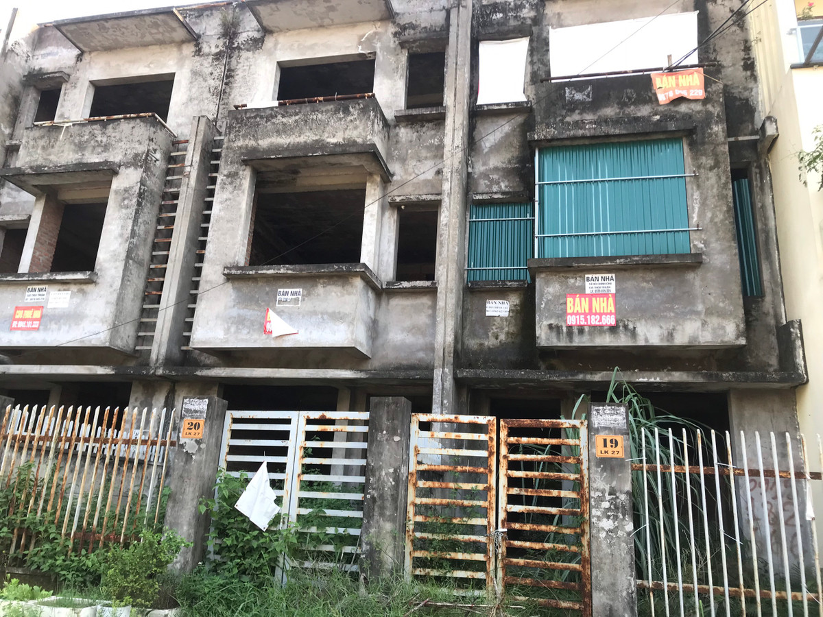 KĐTM Vân Canh gồm nhiều hạng mục: khu biệt thự, nhà liền kề, căn hộ chung cư,... nhưng đến nay vẫn còn hàng trăm ngôi nhà liền kề bị bỏ hoang. 
