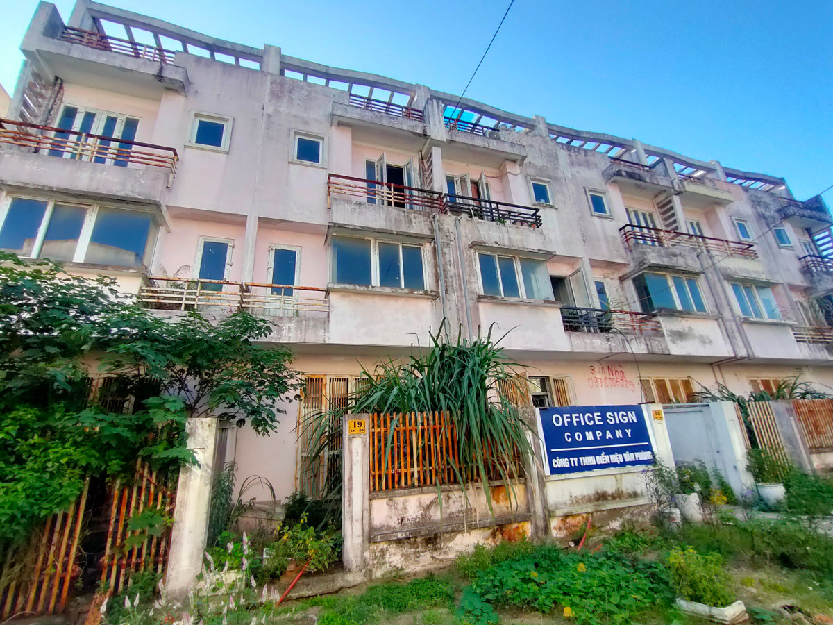 Sập sệ, xuống cấp của các khu liền kề không bóng người trong KĐTM Vân Canh. 